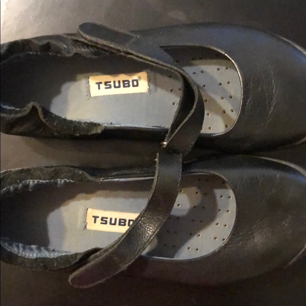 Women’s TSUBO black leather shoes